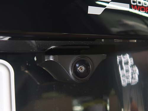 リアカメラが映し出す映像をデジタルミラーで確認できる