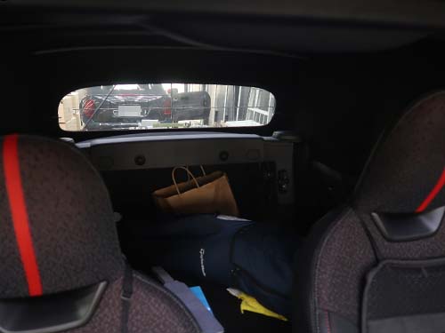 幌クローズ時でも、リアカメラが映し出す映像をデジタルミラーで確認