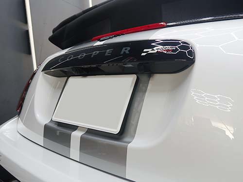 リアカメラを車外に取り付ける必要があり、防水型リアカメラが必要