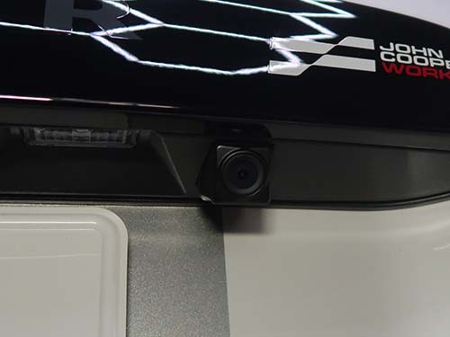 防水型リアカメラをオープンカーの車外に設置