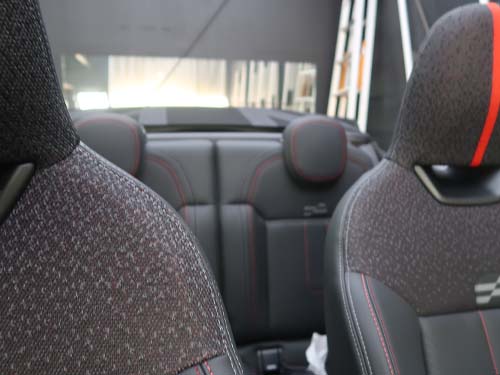 オープンカー特有の後方視界の制限