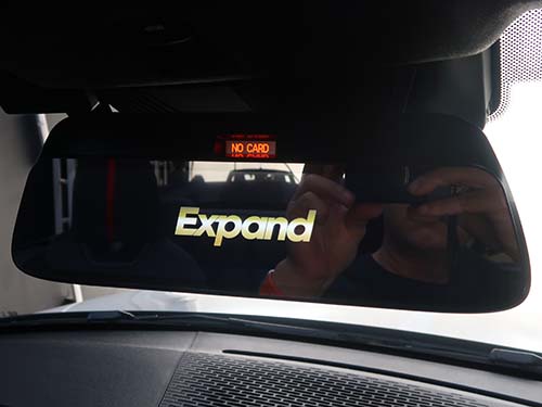 純正ルームミラーへの被せ取付で後付け感のない仕上がり