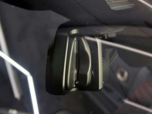純正ルームミラーへの被せ取付により後付け感のない自然な仕上がり