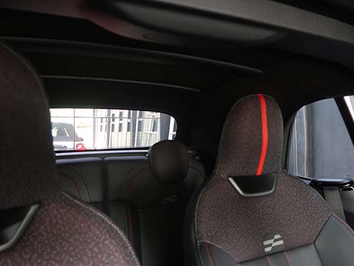 オープンカー特有の後方視界の制限
