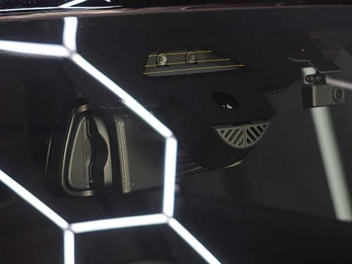 純正ルームミラーへの被せ取付により後付け感のない自然な仕上がり