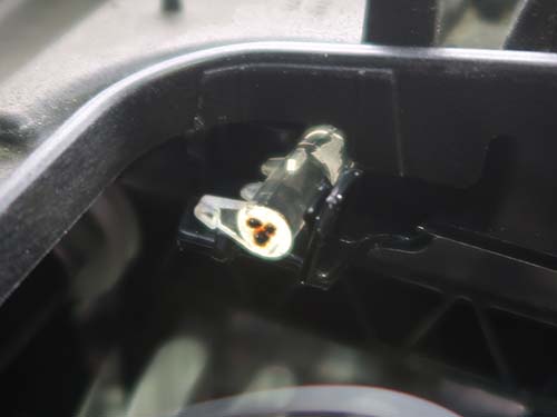 アクリルが茶色く焼損していました