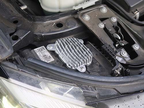 F34 LCIのLEDモジュールはヘッドライトの上部に取り付けられている