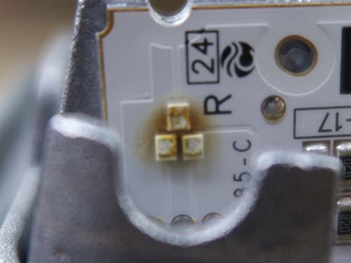 デイライトのアクリルがLEDの発熱によって茶色く焼損