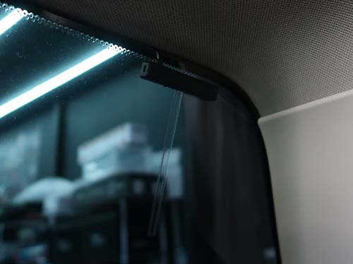 フィルムアンテナをリアウインドウへ貼り付ける独自施工