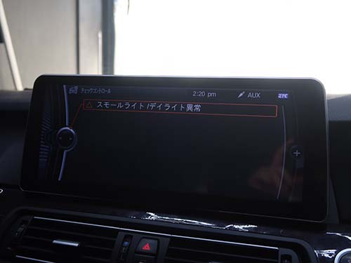 運転席側のリングライトが点灯しないという症状を把握