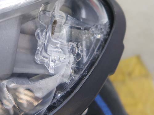 ウインカー周辺部分に水分が混入している箇所を発見