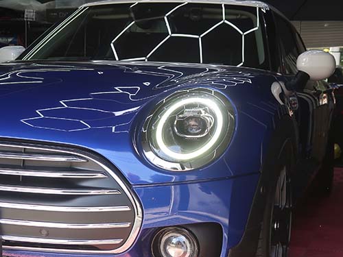 ヘッドライトレンズに入ったクラックをハードコート研磨で除去