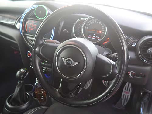 ステアリングにスイッチ類が装着されていない状態