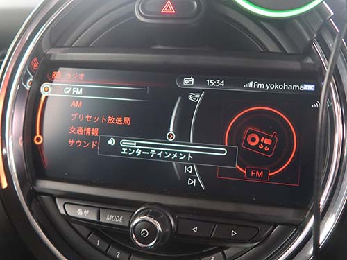 マルチファンクションスイッチでは音量操作・選曲・ハンズフリー通話・ボイスコントロール