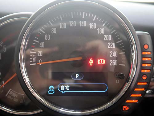 マルチファンクションスイッチでは音量操作・選曲・ハンズフリー通話・ボイスコントロール