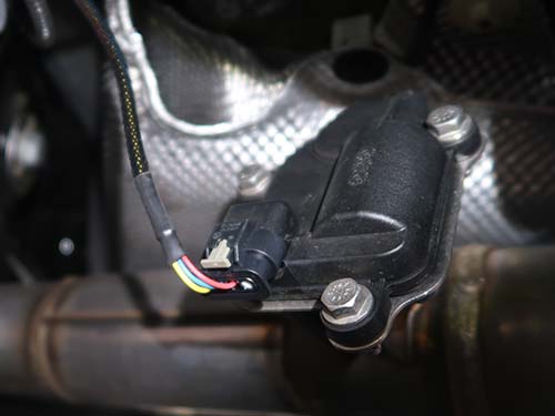 エキゾーストパイプへのコントローラーユニット取り付け