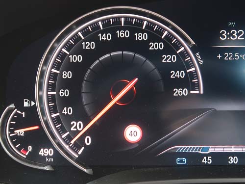 制限速度をメーターパネルやヘッドアップディスプレイへ表示