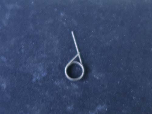 破損した金属バネを新品と交換