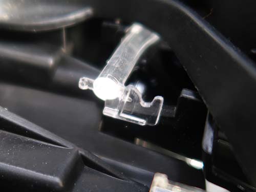 アクリル自体にダメージは確認できません