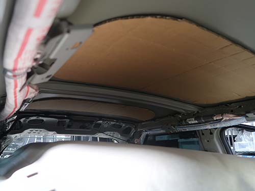 断熱・防音材として段ボールが貼り付けられている