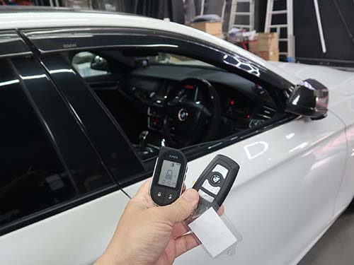 専用リモコン操作で離れたところからエンジンをスタートさせる