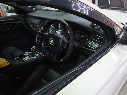 専用リモコン操作で離れたところからエンジンをスタートさせる