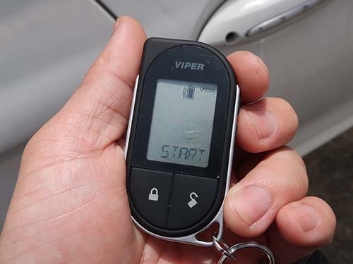 専用リモコン操作で離れたところからエンジンをスタートさせる