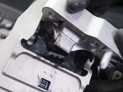 経年劣化によってゴムが硬化・ひび割れ