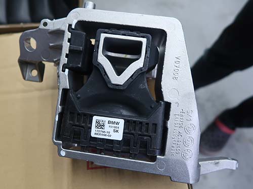 エンジンマウントとペンドラムサポートをまとめて純正新品に交換