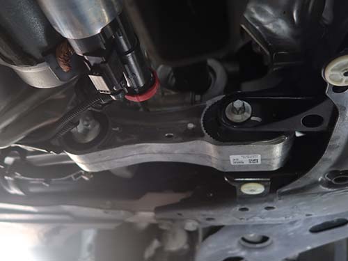 エンジンマウントとペンドラムサポートをまとめて純正新品に交換