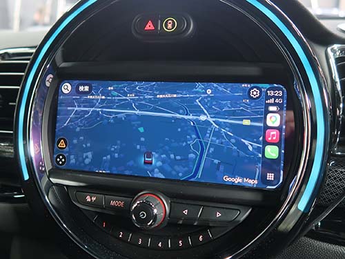 CarPlay画面がディスプレイ全体に広がり、地図アプリや音楽アプリがより大きく表示される
