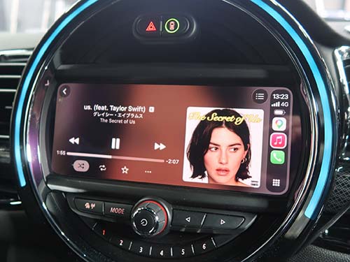 CarPlay画面がディスプレイ全体に広がり、地図アプリや音楽アプリがより大きく表示される