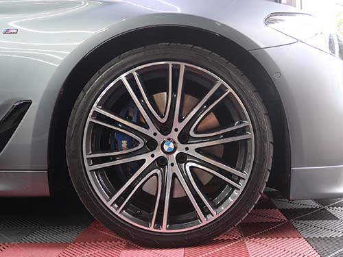 ホイール裏側（スポーク内側を含む）を専用クリーナーで徹底洗浄