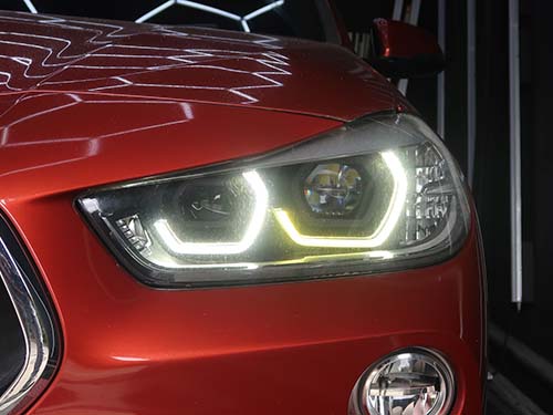 わずかに茶色く変色している