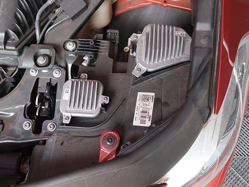 ボンネットを開けるだけでLEDモジュールを取り出せる