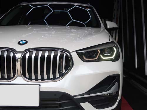 助手席側の内側デイライトが暗く茶色く発光する症状