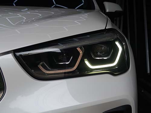 助手席側の内側デイライトが暗く茶色く発光する症状