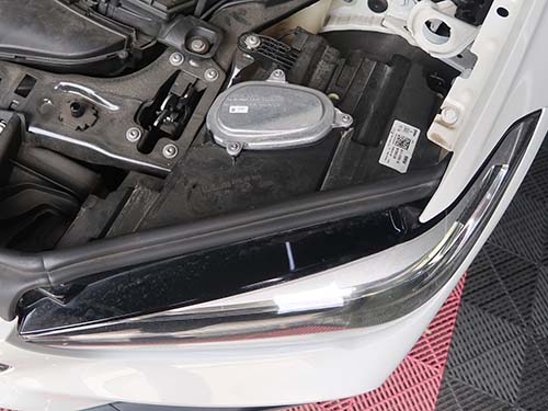 ボンネットを開けるだけでLEDモジュールを取り出してリペア作業が可能