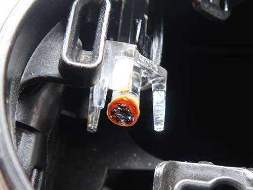 黒く茶色く焼損している