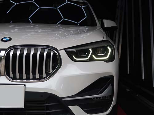 外側と比べると明るさは若干暗く