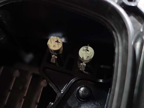 運転席側のヘッドライトのみリペア作業