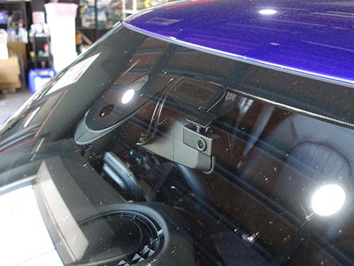 純正ルームミラーに被せる形で装着