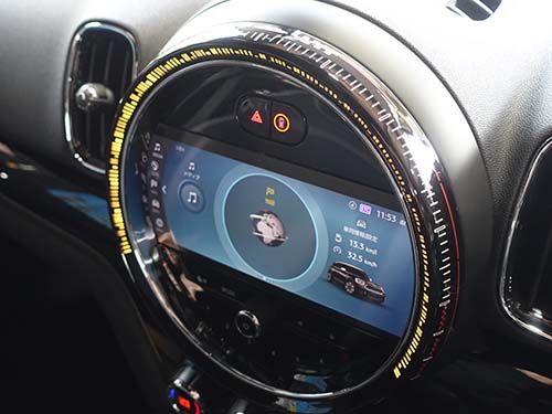 LCI2モデルと同様のデザインを再現した社外製ディスプレイリングカバー