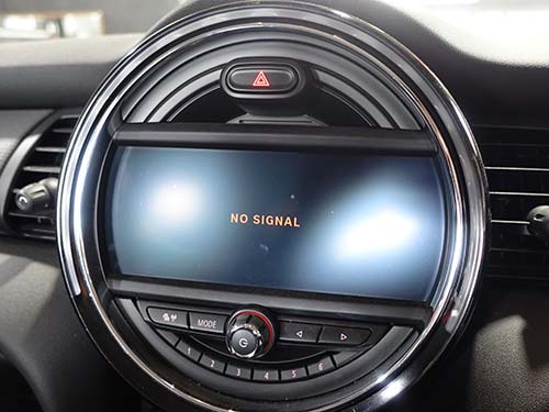 現車を確認すると画面はNO SIGNAL表示