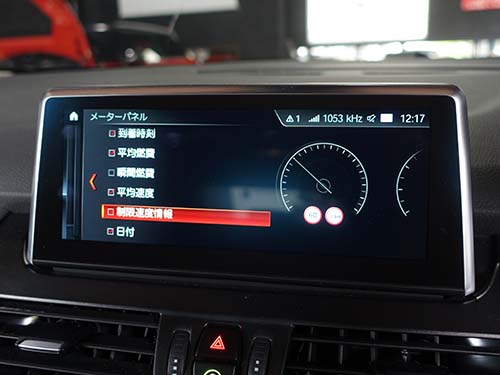 走行中の道路の制限速度をメーター内に表示する機能