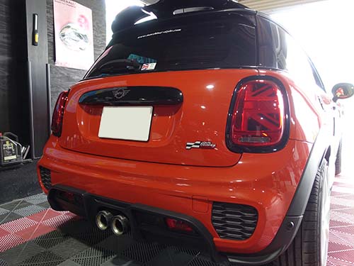 前後とも新型ミニのJCWエンブレムに交換