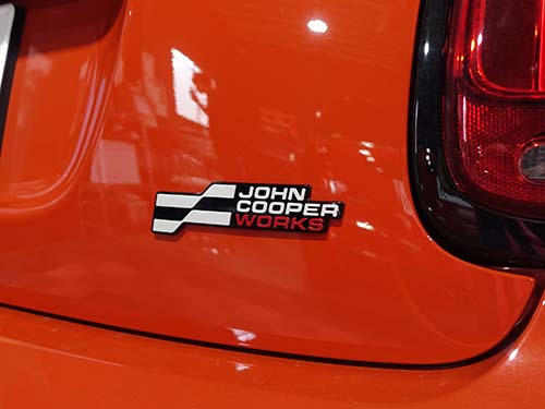 前後とも新型ミニのJCWエンブレムに交換