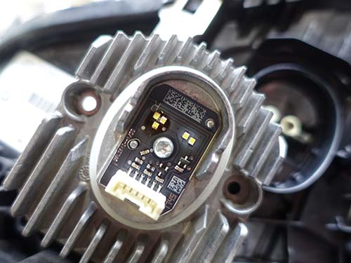 LEDモジュールにも焼損が見られたため、BMW純正新品のLEDモジュールへ交換しています。