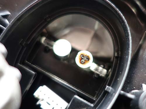 デイライトとして発光するアクリルがLEDの発熱によって溶解・変色し、茶色く焦げてしまっているのが原因