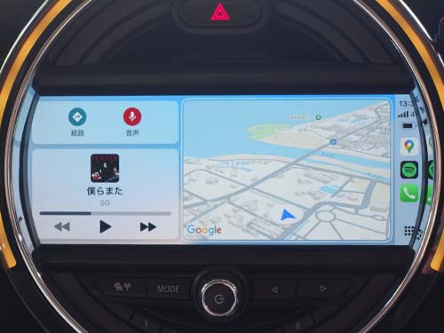 表示はフルスクリーン仕様で、ナビ画面いっぱいにCarPlayのメニューを表示